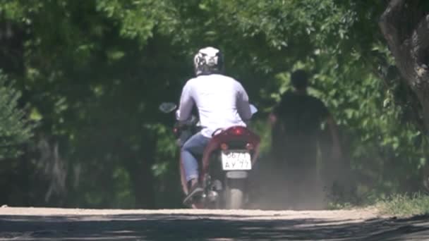 Мотоциклист на проселочной дороге — стоковое видео