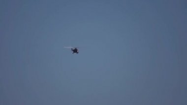 Ağır helikopter havada.