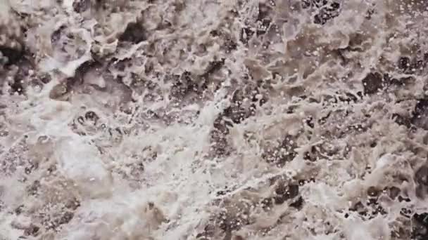 Silny strumień wody jest ściśnięty — Wideo stockowe