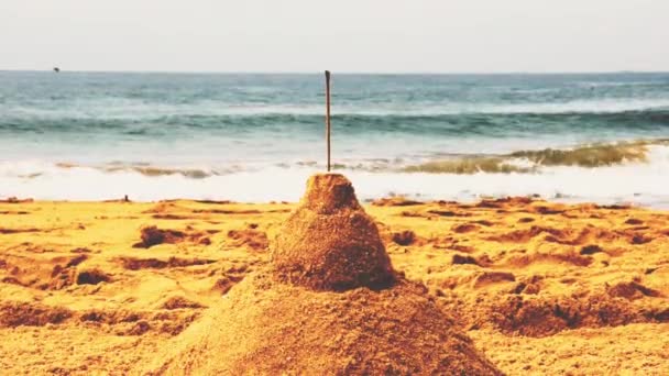 Sinhalese heilige stupa gebouwd op zee kust van zand — Stockvideo