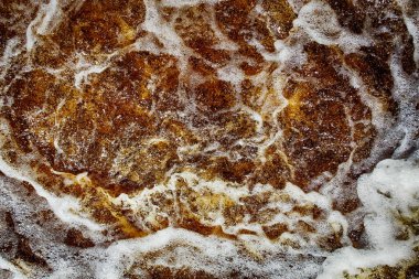 Nehir arka plana sıçrar, enerji dolu kırmızımsı kaynak suyu