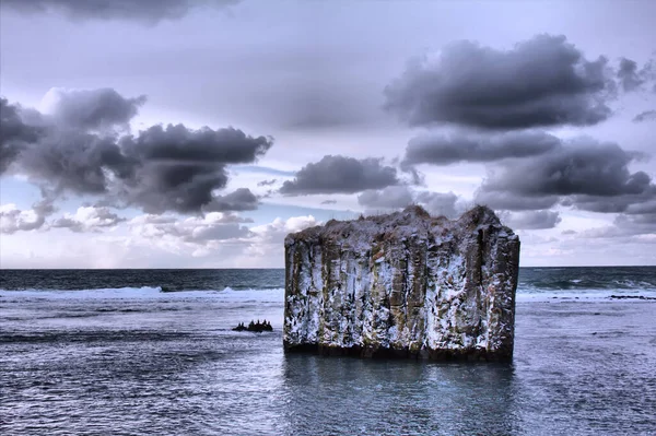 Pole Ocean Uninhabited Island Rock Vertical Walls Basaltic Parting Basalt — Fotografia de Stock