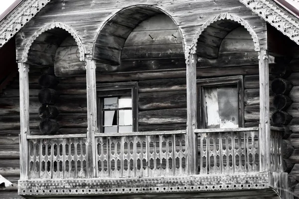 Casa Madera Abandonada Hermoso Balcón Tallado Tipo Torre Terem Cámara — Foto de Stock