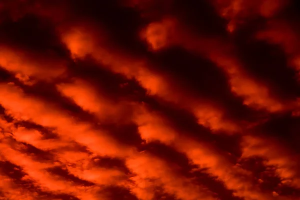 Vlies Rote Wolken Cirro Cumulus Surrealistische Kunst Infrarot Foto — Stockfoto
