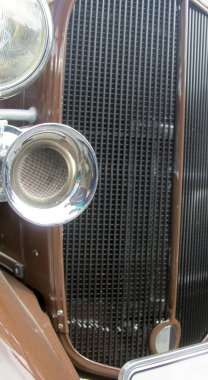 Eski bir arabanın farları nostaljik geçmişe yakın.