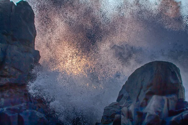 Супер Яркий Шторм Закате Обеспечил Острые Океанские Скалы Вода Затмевает — стоковое фото
