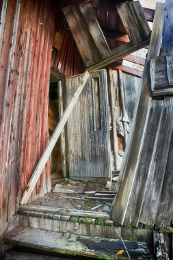 Nüfusun göçü: terk edilmiş evler, eski köyde ahşap evler