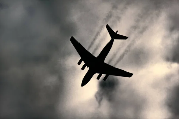 Avión Reacción Sobre Fondo Cielo Nublado Vuelo Aterrizaje — Foto de Stock