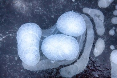 Arkaplandaki buz, şiddetli bir buzdan sonra çok güzel. Oksijenli buz boşluğunda donmuş.