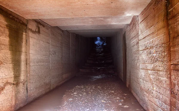 Bunker Med Ett Vattenfall Världens Undergång Apokalypsen Hände Förstörelse Överallt — Stockfoto