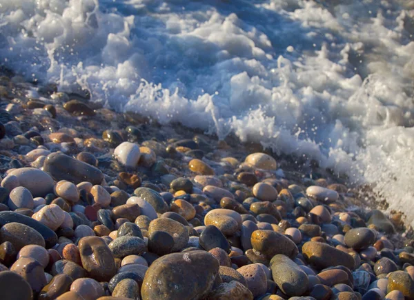 Praia Seixos Redondos Multicoloridos Respingo Ondas Salgadas Mar Negro Cáucaso — Fotografia de Stock