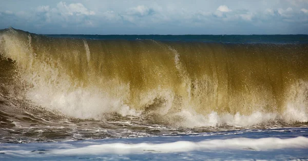 Mare Che Rotola Che Ritira Acqua Nei Raggi Del Sole — Foto Stock