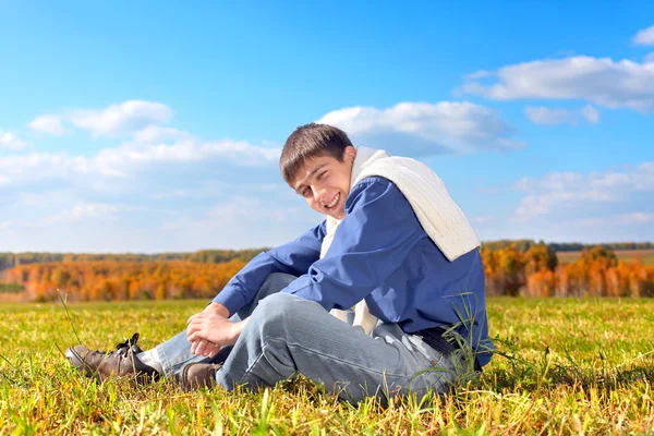 Jonge man buiten — Stockfoto