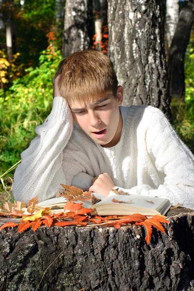 Jongen lezen buiten — Stockfoto