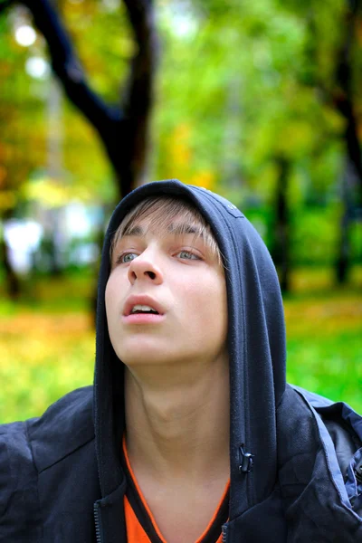 Adolescente no parque — Fotografia de Stock