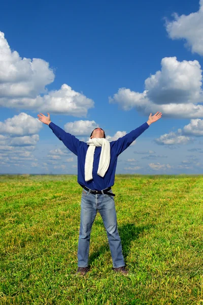 Jonge man in het veld — Stockfoto