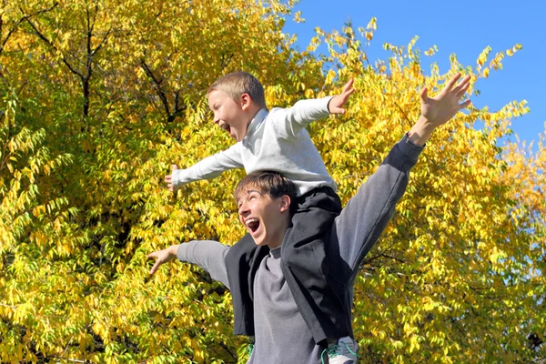 Gelukkig tiener en kid — Stockfoto