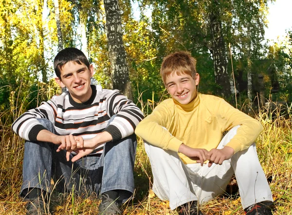 Dva teenageři v parku — Stock fotografie