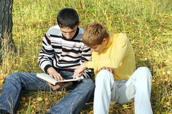 Två tonåringar med en bok — Stockfoto
