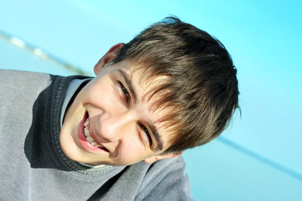 Adolescente à beira-mar — Fotografia de Stock