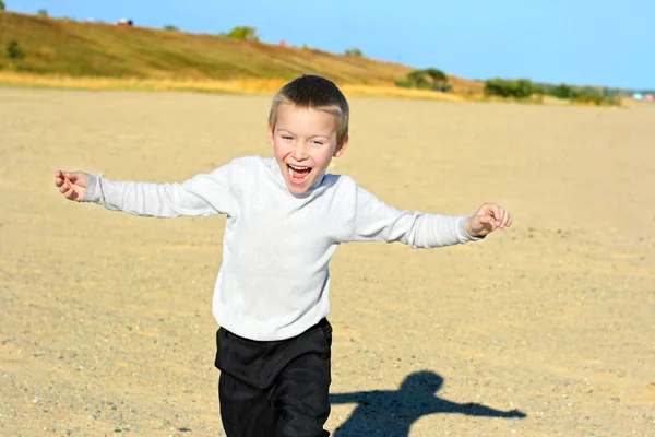 小男孩在跑步 — 图库照片