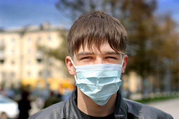 Adolescente em máscara de gripe — Fotografia de Stock