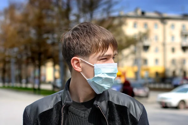 流感面具的少年 — 图库照片