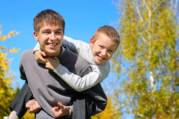 Hermanos en el parque — Foto de Stock