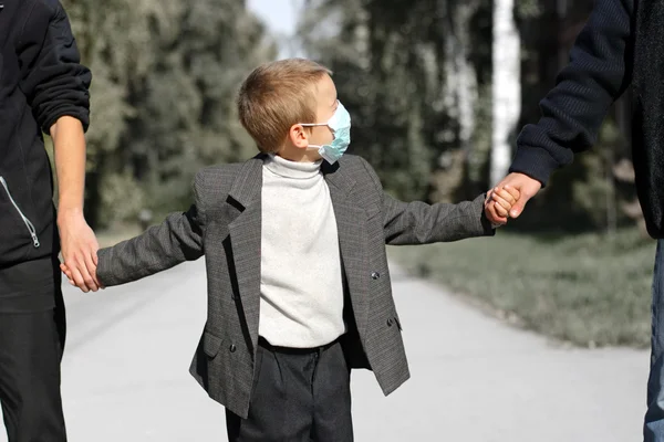 Ragazzo con la maschera antinfluenzale — Foto Stock