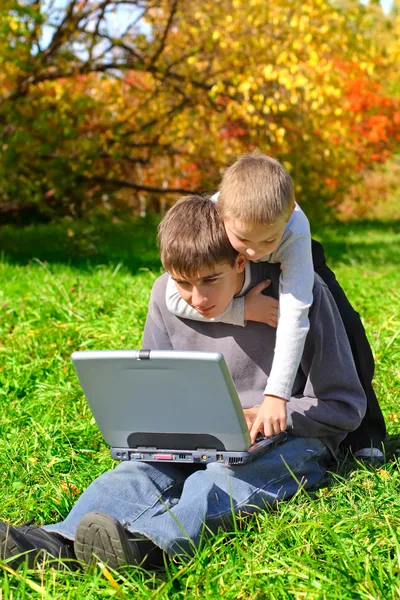 Brothers in the park — Stock Photo, Image