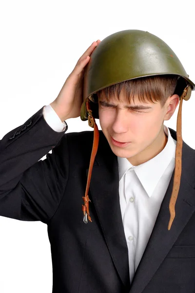 Adolescente em capacete militar — Fotografia de Stock