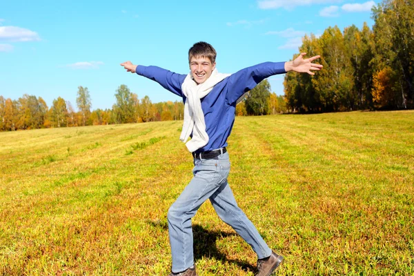 Tiener in een veld — Stockfoto