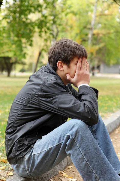 Triste joven — Foto de Stock