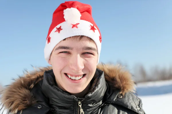 Junger Mann mit Weihnachtsmütze — Stockfoto