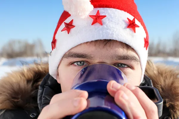 Junger Mann mit Weihnachtsmütze — Stockfoto