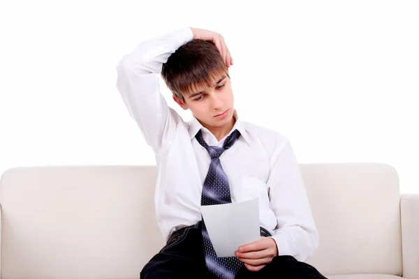 Tiener met gescheurd papier — Stockfoto