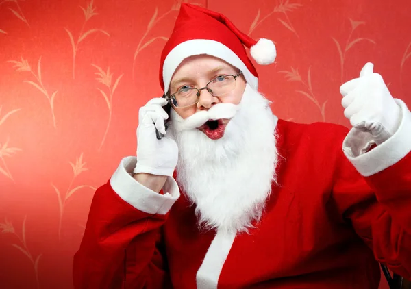 Happy santa claus met telefoon — Stockfoto