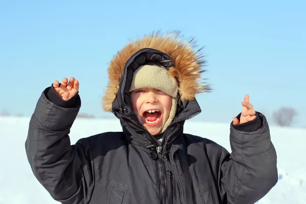 Мальчик зимой — стоковое фото