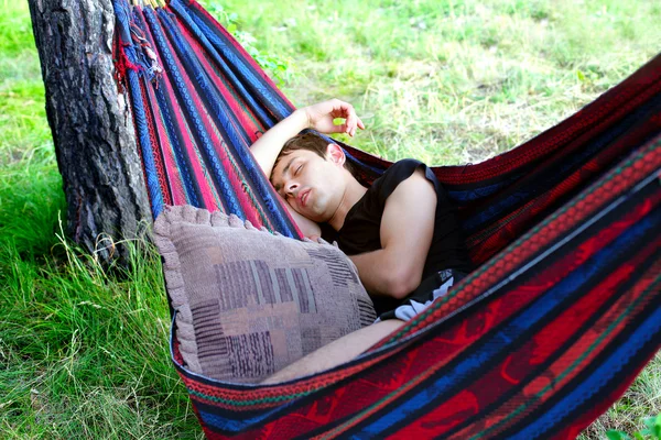 Młody człowiek śpi — Zdjęcie stockowe