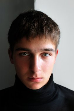 ciddi genç portresi