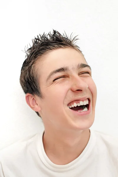 Молодой человек смеется — стоковое фото