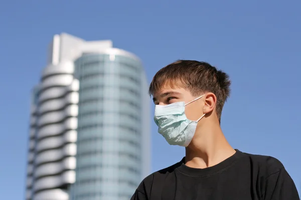 Adolescente in maschera influenzale — Foto Stock