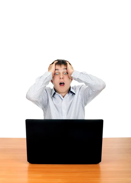 Homem chocado com laptop — Fotografia de Stock
