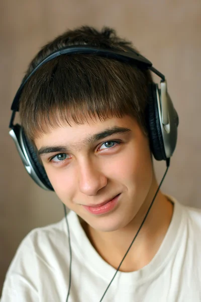Nastolatek w słuchawkach — Zdjęcie stockowe