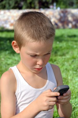 hareket eden telefon ile çocuk