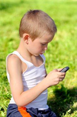 Cep telefonu olan çocuk