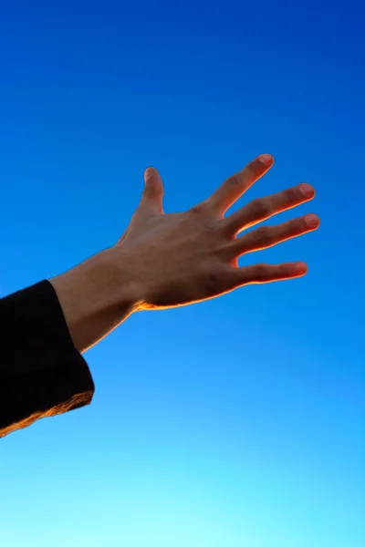 Hand på himmel bakgrund — Stockfoto