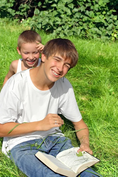 Fratelli hanno divertimento all'aperto — Foto Stock