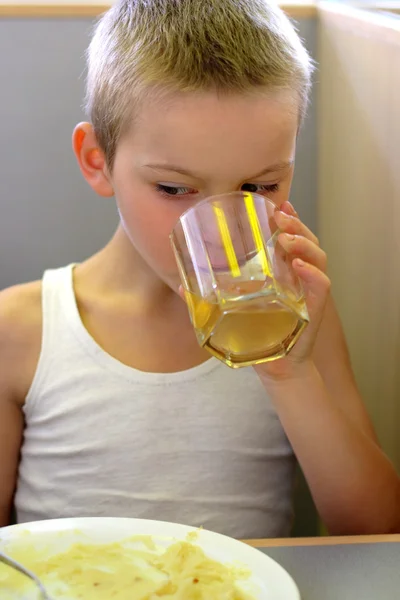 Pequeño niño come — Foto de Stock