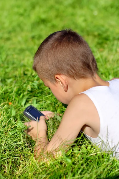 Niño con teléfono móvil — Foto de Stock